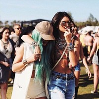 Sebelumnya, di Festival Coachella hari pertama yang digelar Jumat (10/4), Kylie (kiri) tampil dengan rambut berwarna mint. (Instagram/Kylie Jenner)
