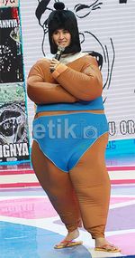 Waduh, Syahnaz dan Ayu Dewi Jadi Pesumo