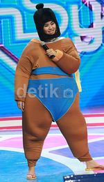 Waduh, Syahnaz dan Ayu Dewi Jadi Pesumo