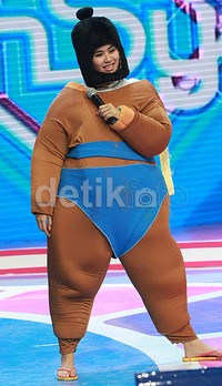 Ia terlihat kocak dengan kostum sumonya itu. Pool/Gus Mun/detikFoto.