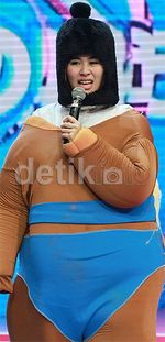 Waduh, Syahnaz dan Ayu Dewi Jadi Pesumo