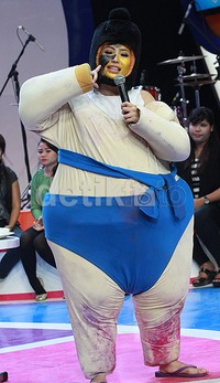 Ayu Dewi juga berubah menjadi pesumo centil. Pool/Gus Mun/detikFoto.