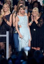 Pretty in Blue! Taylor Swift Bikin Pria Terpesona di ACM Awards