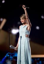 Pretty in Blue! Taylor Swift Bikin Pria Terpesona di ACM Awards