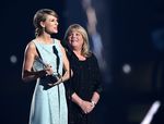 Pretty in Blue! Taylor Swift Bikin Pria Terpesona di ACM Awards