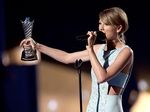 Pretty in Blue! Taylor Swift Bikin Pria Terpesona di ACM Awards