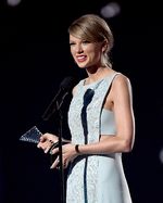 Pretty in Blue! Taylor Swift Bikin Pria Terpesona di ACM Awards