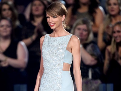 Pretty in Blue! Taylor Swift Bikin Pria Terpesona di ACM Awards