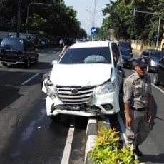 Innova Nangkring di Pembatas Jalan Sempat Serempet Dua Mobil