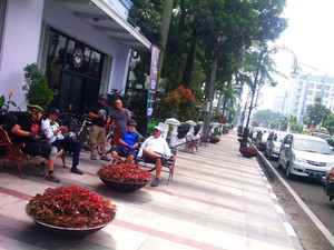 Tren Warga Bandung, Mejeng Asyik di Bangku Klasik Khas Eropa