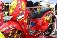 Motor Scoopy kelahiran 2013 ini diubah menjadi warna merah dengan hiasan bunga melati. Dan memiliki beberapa gambar muka Olga dan bertulis 'Sweet memory for Olga Syahputra dan Rest In Peace'.