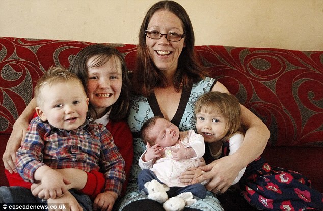 Belajar dari Film Dokumenter, Gadis 10 Tahun Ini Membantu Ibunya Bersalin