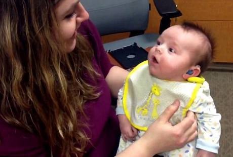 Mengharukan, Ketika Bayi dengan Gangguan Pendengaran Dengar Suara Ibunya