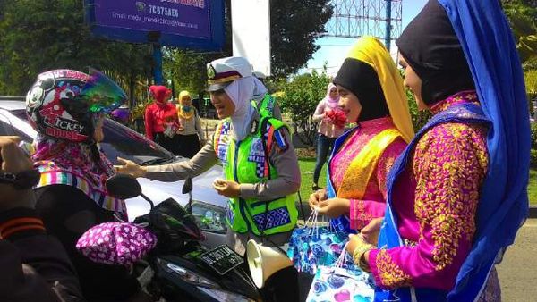 Begini Aksi Polwan  Aceh Peringati Hari Kartini di Jalan Raya