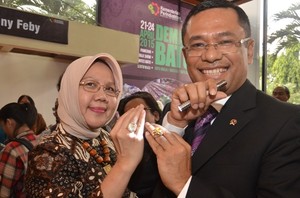 Demam Akik, Menteri Saleh Husin Terheran-heran Lihat Batu Seharga Rp 1 M