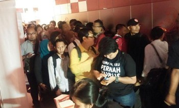 Registrasi dibuka, antrean pun semakin ramai. Ineters yang sudah konfirmasi kedatangan, kemudian dipersilakan menukar kupon dengan snack.