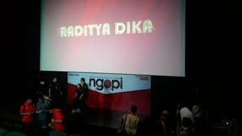 Sementara itu, di dalam salah satu studio Blitz Megaplex, tim Detikcom dan Telkomsel selaku sponsor acara, melakukan persiapan.