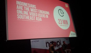 Pembicara pertama Aris Sudewo, General Manager Digital Lifestyle Marketing Telkomsel. Dia mengungkap fakta-fakta menarik. Salah satunya, netter Indonesia paling rajin nonton video, rata-rata 23 menit per hari waktu dihabiskan untuk nonton video.