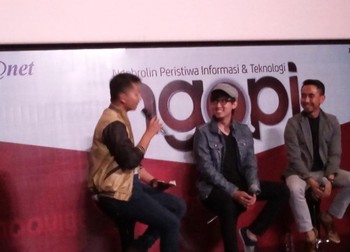 Giliran speech composer Eka Gustiwana bicara soal video digital. Bikin video itu harus konsisten. Jangan dulu berharap tenar, kata Eka.