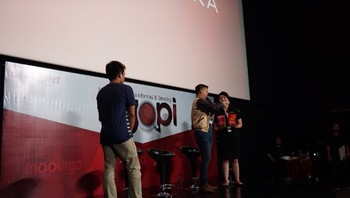 Sesi tanya jawab selesai, saatnya pengundian doorprize! Belum afdol kalau belum dikerjain dulu sama Karel Anderson si MC jahil.