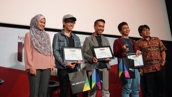 Di akhir acara, para pembicara menerima ucapan terima kasih dari detikINET dari Telkomsel. Dari kiri ke kanan, Adita Irawati Head of Corporate Communications Group Telkomsel, Eka Gustiwana, Aris Sudewo, Raditya Dika dan Pemimpin Redaksi Detikcom Arifin Asydhad.