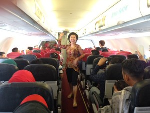 Hebohnya Fashion Show dalam Pesawat Saat Kartini Flight AirAsia