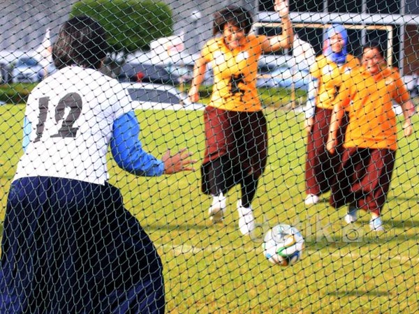 Kartini-kartini Hanura Main Sepakbola