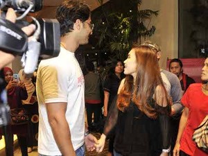 Gandengan Tangan, Ayu Ting Ting Makin Lengket dengan Shaheer Sheikh
