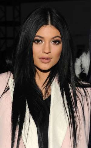 Ingin Efek Bibir Seperti Kylie Jenner, Ratusan Remaja Sedot Bibir dengan Botol