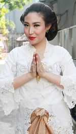 Pesona Ayu Dewi Berkebaya dan Bersanggul di Hari Kartini