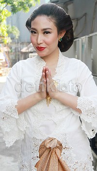 Ia terlihat semakin ayu dengan rambutnya yang disanggul. Pool/Gus Mun/detikFoto.