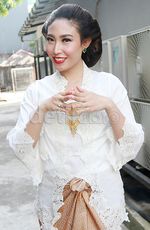 Pesona Ayu Dewi Berkebaya dan Bersanggul di Hari Kartini