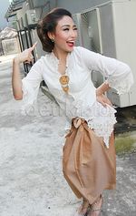 Pesona Ayu Dewi Berkebaya dan Bersanggul di Hari Kartini