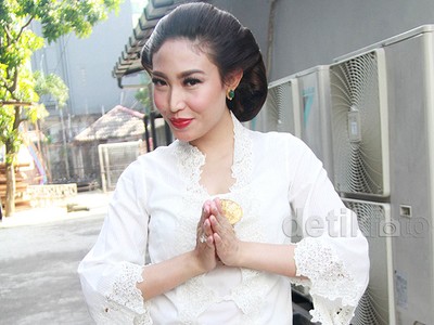 Pesona Ayu Dewi Berkebaya dan Bersanggul di Hari Kartini