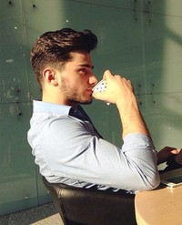 Di foto dari samping, Flamur terlihat sangat mirip dengan Zayn. (Instagram/Flamur Ukshini)