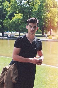 Flamur membuat para wanita histeris karena memiliki wajah tampan dan sangat mirip dengan Zayn Malik. (Instagram/Flamur Ukshini)