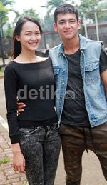 Ehm... Adipati Dolken Mesra dengan Miss Indonesia