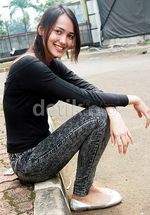 Ehm... Adipati Dolken Mesra dengan Miss Indonesia