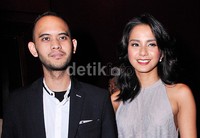 Saat di depan kamera, Kirana tak lepas dari kekasihnya itu. Pool/Noel/detikHOT.