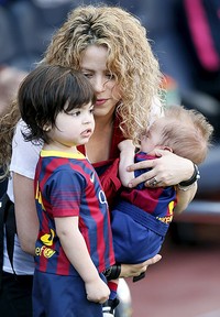 Shakira ajak kedua putranya, Milan dan Sasha. REUTERS/Albert Gea/detikFoto.