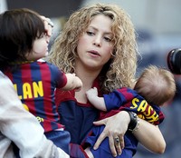 Shakira dan dua putranya tentu langsung menjadi sorotan. REUTERS/Albert Gea/detikFoto.