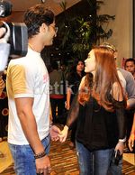 Aww! Ayu Ting Ting dan Shaheer Sheikh Mesra Gandengan Tangan