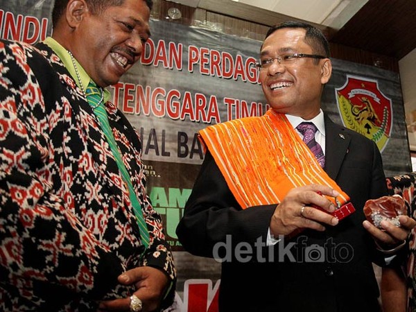 Menteri Saleh Husein Buka Pameran Batu Mulia