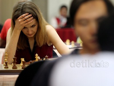 Mimik Serius Pecatur Cantik Sophie Milliet