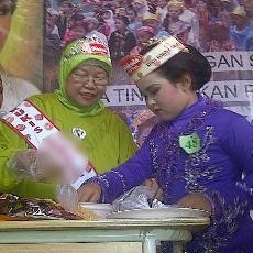 Peringati Hari Kartini, Ibu dan Anak Beradu Buat Bola Kukis