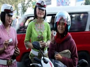 Hari Kartini, Polwan Garut Berkebaya Sambil Bagikan Batu Akik