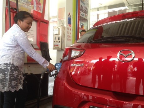 Hari Kartini, Petugas di SPBU Semarang Berkebaya