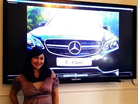 Wanita di Mercy Akrab dengan Baut dan Mur