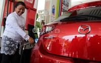 Petugas SPBU Akpol Semarang sedang mengisi BBM RON92 kepada mobil All New Mazda2 sebelum perjalanan dimulai.