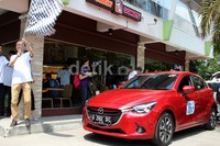 Pelepasan mobil nomor urut 1 oleh President Director PT Mazda Motor Indonesia (MMI) Keizo Okue.
